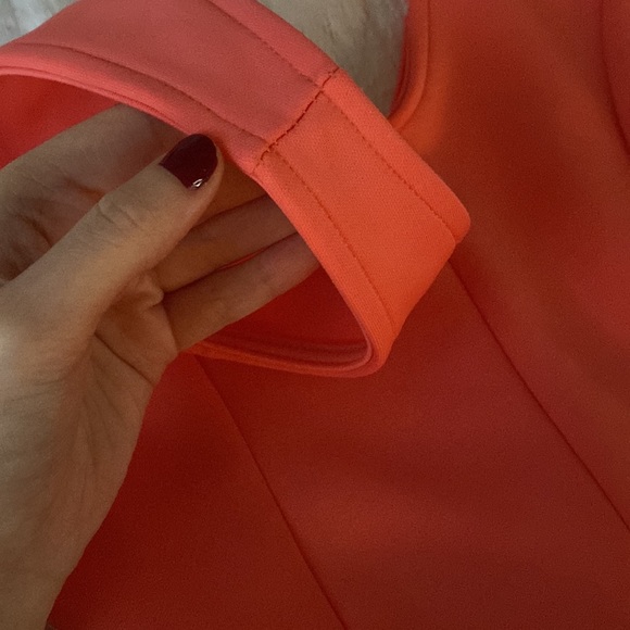 Beautiful dress in the color coral never worn. - Picture 5 of 5